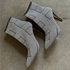 Something Navy Nix Plaid Booties. SZ.8.5